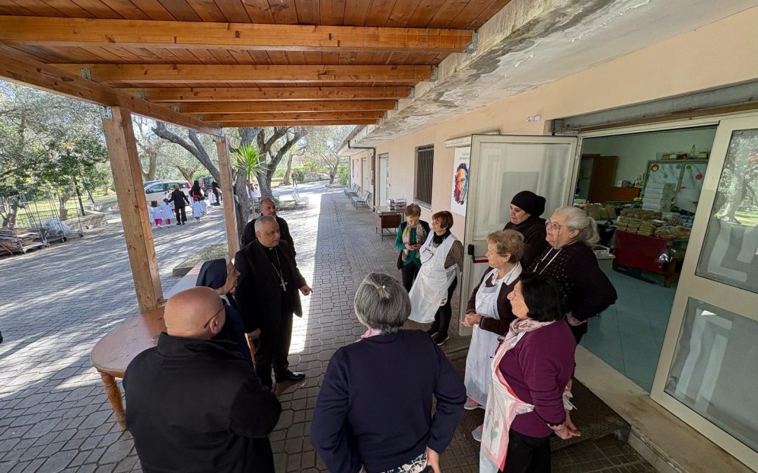 Durante la Visita pastorale, l’Arcivescovo incontra i volontari del Centro di Assistenza Vincenziano