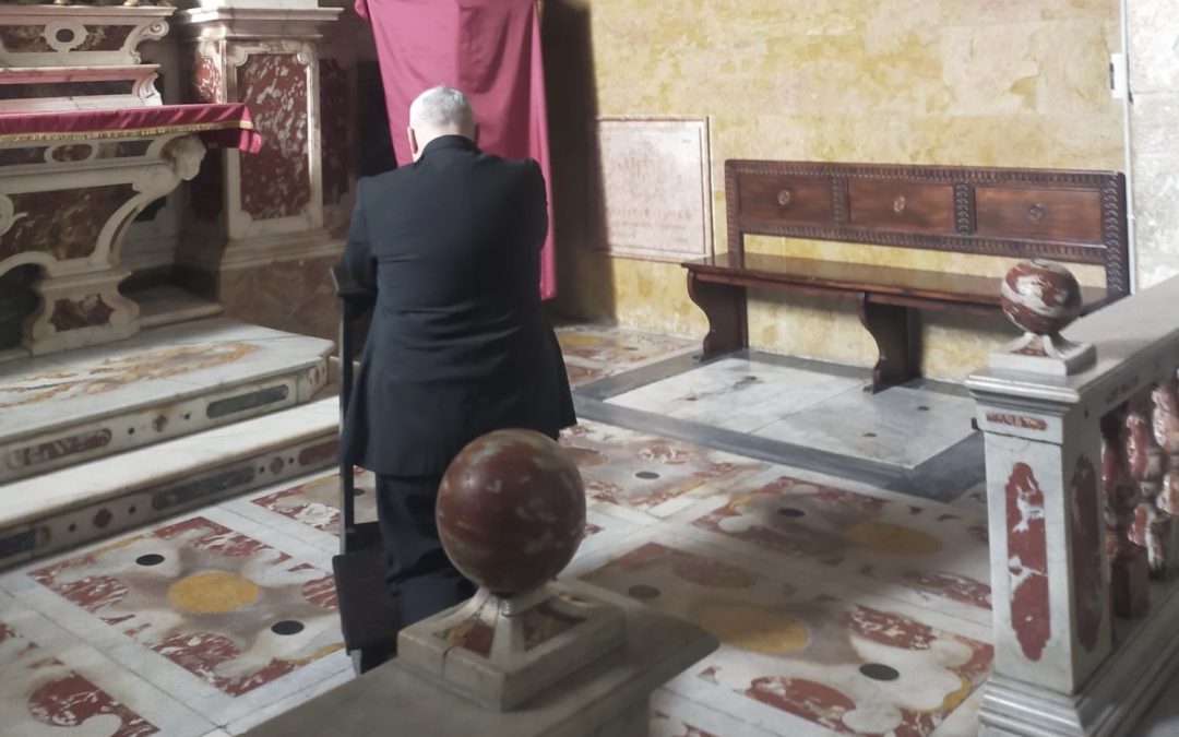 L’Arcivescovo in preghiera sulla tomba di Mons. Salvatore Isgrò