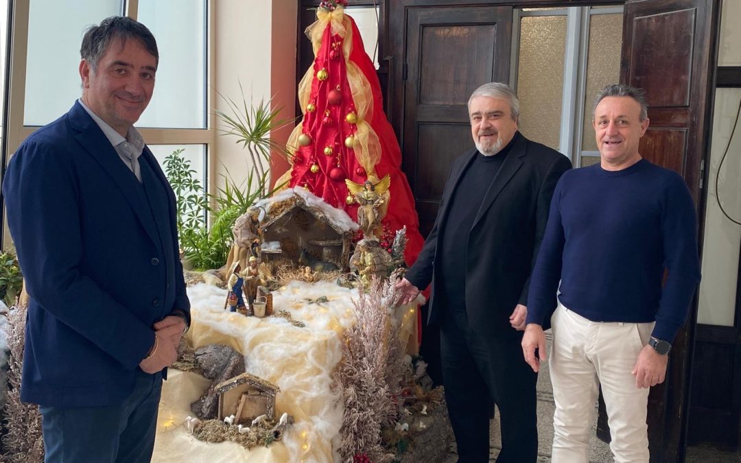 Il presepe dell’Episcopio si arricchisce di due nuove statuine, segno di lavoro e rinascita