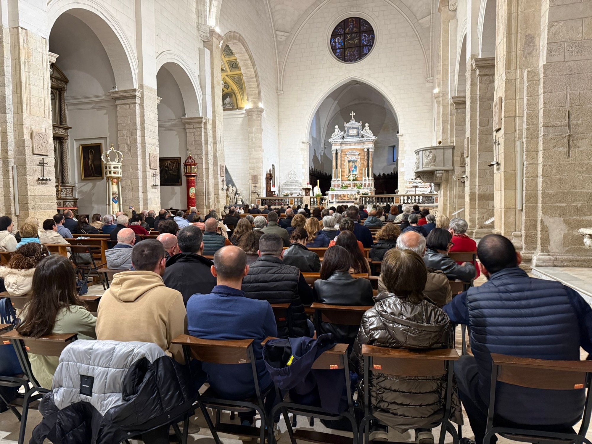 La Diocesi in preghiera per il suo nuovo Pastore: grande partecipazione alla veglia in Cattedrale