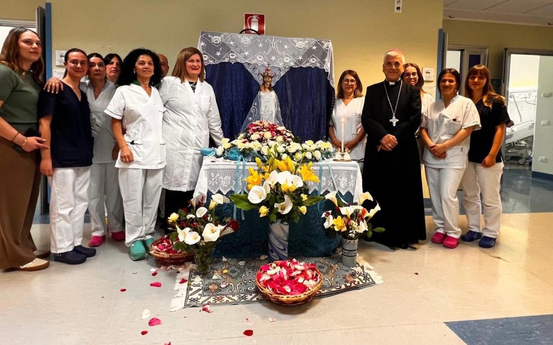 La benedizione dell’Arcivescovo nelle corsie dell’Aou di Sassari